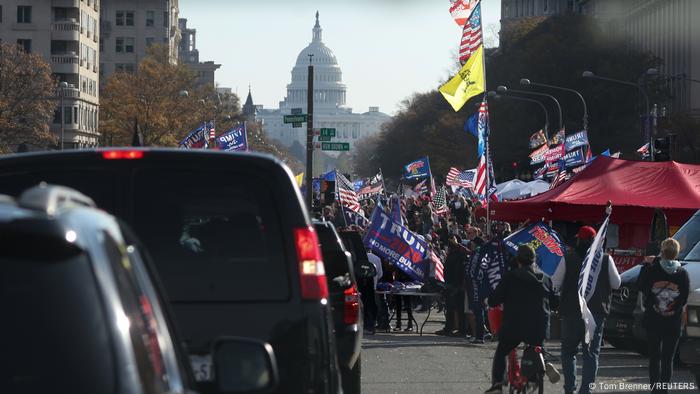 Apoiadores de Trump em passeata contra ″fraude″ não provada | Notícias internacionais e análises | DW | 14.11.2020