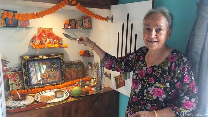 A devotee starting her day with prayer as India celebrates Diwali, the Hindu festival of lights (Seerat Chabba/DW)