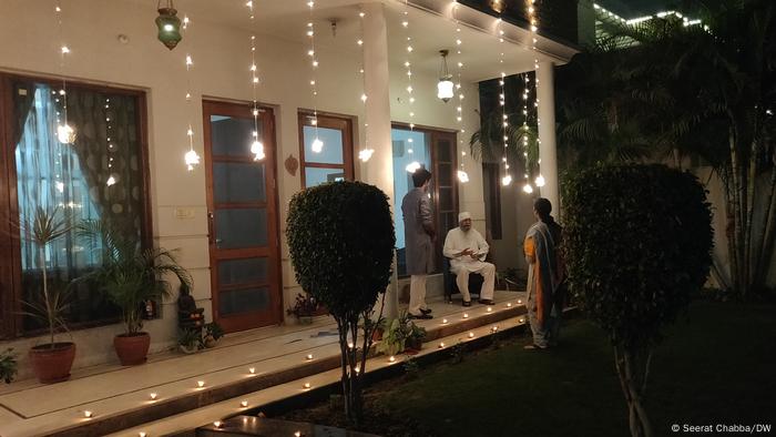 A family steps out to light up their home as India celebrates Diwali (Seerat Chabba/DW)