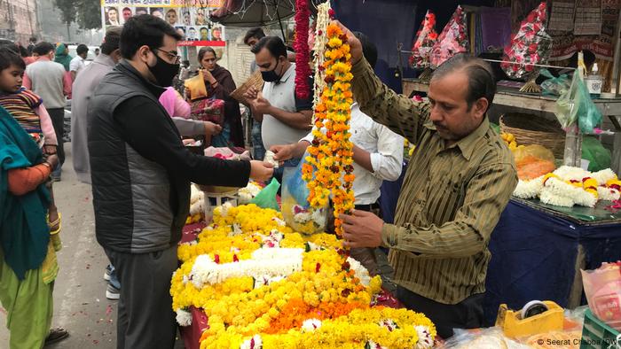 People step out to do some last-minute shopping as India celebrates Diwali,(Seerat Chabba/DW)