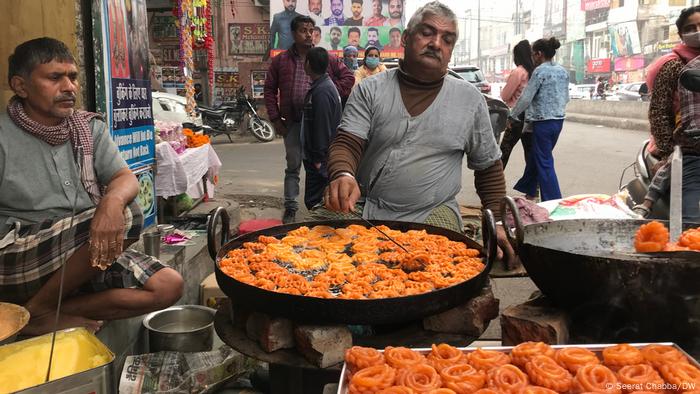 A sweet seller makes hot jalebis as India prepares to celebrate Diwali (Seerat Chabba/DW)