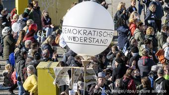 Демонстрация противников мер по борьбе с пандемией в Регенсбурге, 14 ноября 2020 года