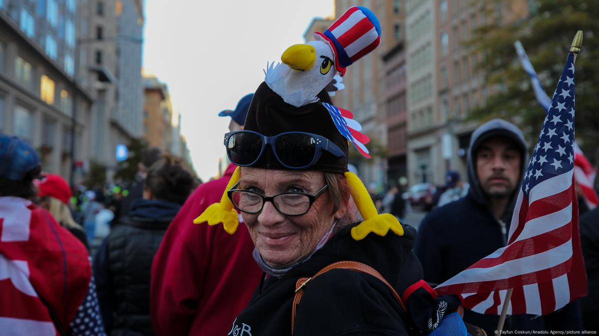 Тысячи сторонников Трампа вышли на митинг в Вашингтоне – DW – 15.11.2020