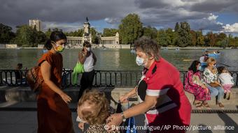 Βόλτα με μάσκα στο πάρκο Ρετίρο της Μαδρίτης