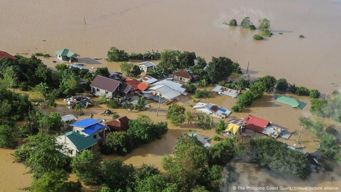 A flooded village in the Philippines (The Philippine Coast Guard/Xinhua/picture alliance)