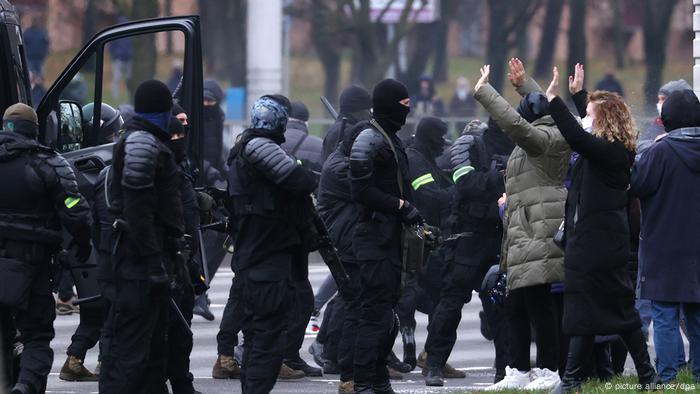 ОМОН задерживает участников протеста в Минске 