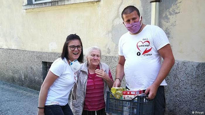 Трябва да видите очите на хората, когато им помагаме. Не