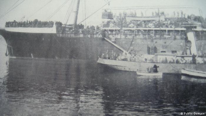 Транспортният кораб Саротов напуска пристанището: ясно се вижда как той е претоварен