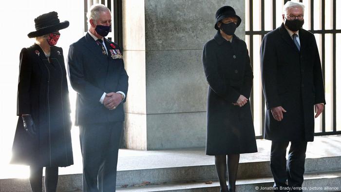 The Duchess of Cornwall, The Prince of Wales, Elke Buedenbender and her husband, President Frank-Walter Steinmeier at the Neue Wache Central Memorial in Berli (Jonathan Brady/empics/picture alliance)