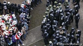 Протестующие в Минске стоят лицом к лицу с силовиками