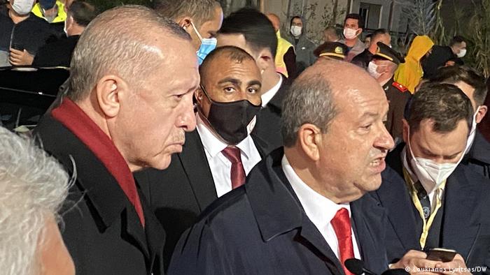 الرئيس التركي رجب طيب اردوغان اثناء زيارته الى منطقة فاروشا شمال جزيرة فيرص