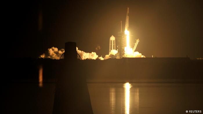 roket SpaceX Falcon9 meluncurkan kapsul Dragon yang mengangkut astronot ke ISS