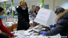 SARAJEVO, BOSNIA AND HERZEGOVINA - NOVEMBER 15: Polling clerks make preparations for counting votes at the end of the voting process of Bosnian local elections, in Sarajevo, Bosnia and Herzegovina on November 15, 2020. 2020 Bosnian municipal elections held with total of 3,283,380 citizens registered to vote on 15 November 2020 to elect mayors and assemblies in municipalities. Mustafa Ozturk / Anadolu Agency | Keine Weitergabe an Wiederverkäufer.