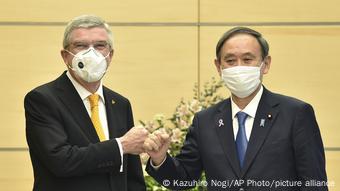 Ο ιάπωνας πρωθυπουργός Γιοσιχίντε Σούγκα με τον πρόεδρο της ΔΟΕ Τόμας Μπαχ