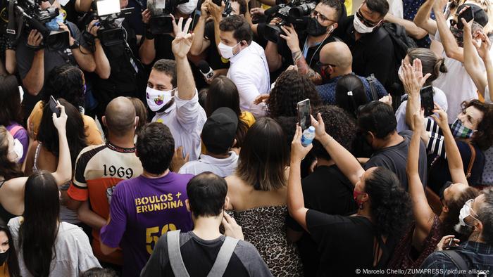 Boulos votando em São Paulo, cercado de apoiadores