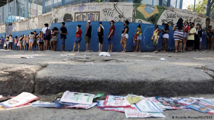 Fila para votação no Complexo do Alemão, no Rio: abstenção recorde
