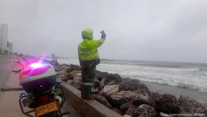 La Policía advierte a la gente no nadar en el mar luego de la llegada del huracán Iota a Cartagena, Colombia. (15.11.2020).
