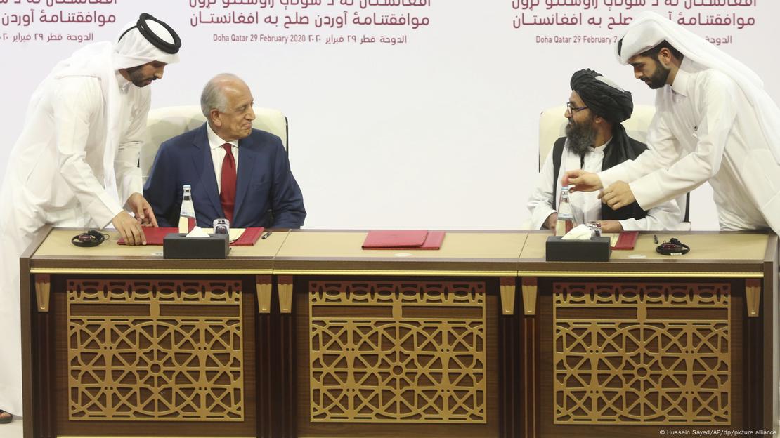 Доха: Залмај Калилзад (второ од лево), специјален претставник на САД за помирување во Авганистан и мула Абдул Гани Барадар (второ од десно), шеф на политичката канцеларија на талибанците, потпишаа договор на 29 февруари 2020 година, кој имаше за цел да донесе мир во Авганистан.