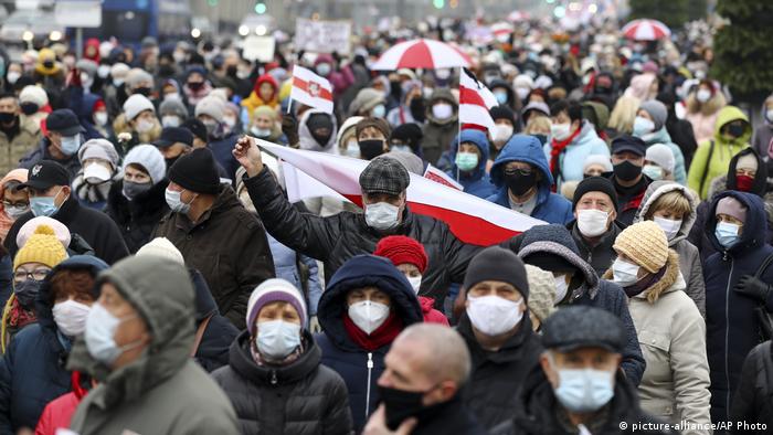 Люди на мирной акции протеста в Минске, ноябрь 2020-го