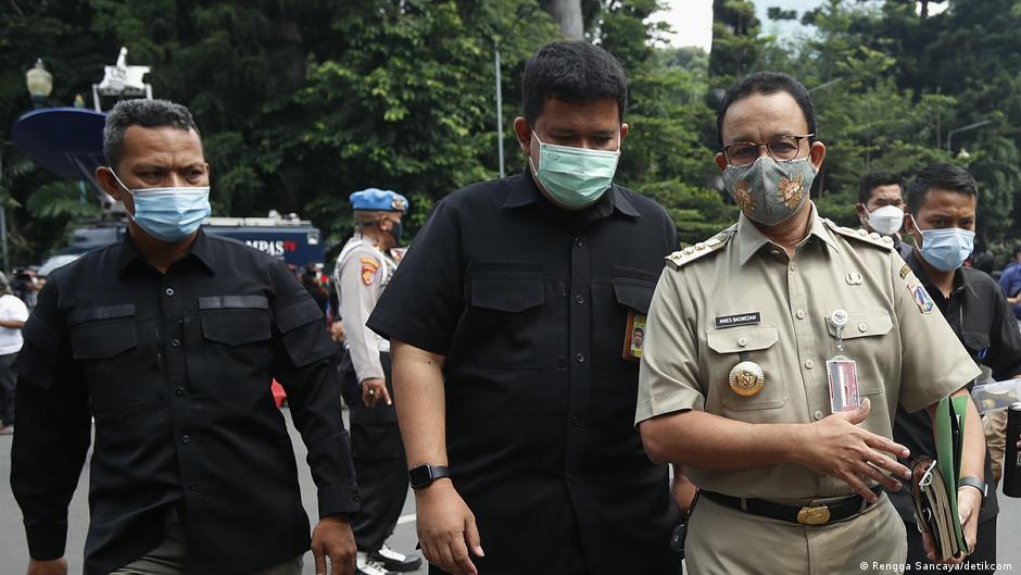 Surat Anies untuk Risma Dibalas Sindiran Lambatnya Perbaikan Data Bansos | INDONESIA: Laporan topik-topik yang menjadi berita utama | DW - Vimarsana News