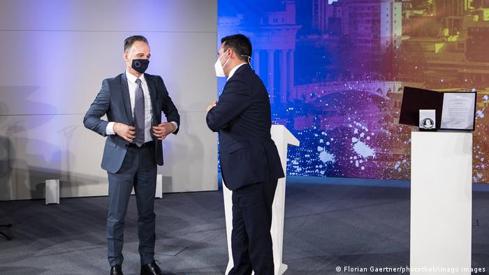 Heiko Maas verleiht dem Ministerpräsidenten von Nordmazedonien, Zoran Zaev, den Menschenrechtspreis der Friedrich-Ebert-Stiftung 