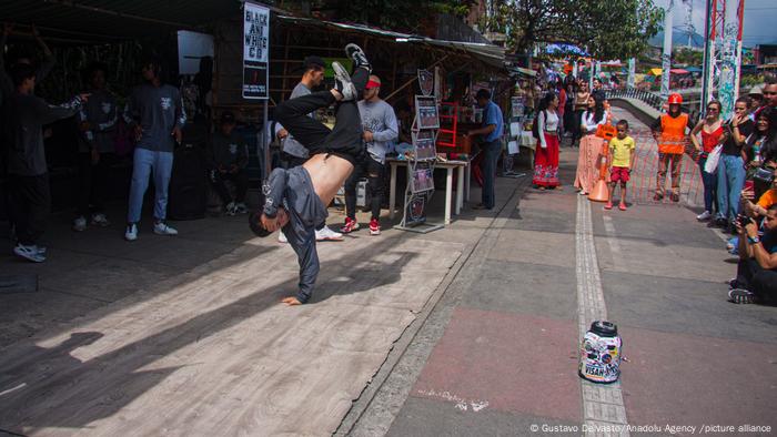 Considerada antes una de las ciudades más peligrosas del mundo, la metrópolis colombiana se ha ido convirtiendo con los años en un centro de atracción turística. Las iniciativas locales como el grupo de baile Black and White han contribuido al hecho de que la ciudad no solo ha logrado combatir la pobreza y el crimen, sino que también se ha convertido en un destino turístico atractivo y de moda.