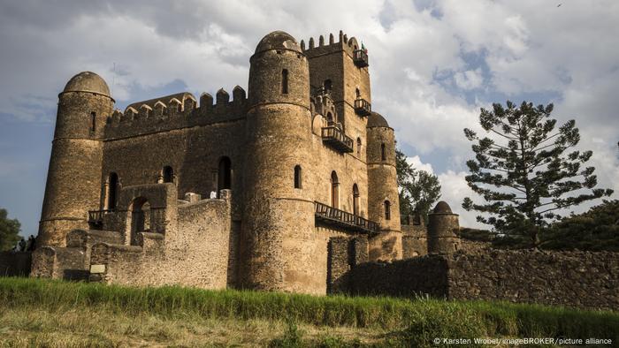 La iniciativa Tesfa Tours, donde los lugareños muestran a los turistas los extraordinarios paisajes de Etiopía, también trata de promover el turismo local. Además de experimentar la naturaleza en los recorridos de senderismo, también se presenta la historia cultural, como la ciudadela fortificada de Fasil Ghebbi (en la imagen), que es patrimonio de la humanidad de la Unesco.