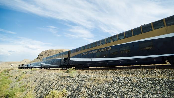 Un medio de transporte también ha sido seleccionado por Lonely Planet en su ranking. El tren canadiense Rocky Mountaineer es particularmente sostenible porque ha reducido las emisiones de CO₂. Además, la parte canadiense de las montañas Rocosas se puede cruzar fácilmente en ferrocarril. Tampoco falta el lujo: los vagones cuentan con ventanas panorámicas, ascensores y restaurante.