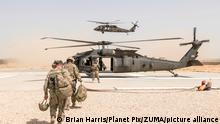 ARCHIV - US-Soldaten machen sich am 31.05.2017 in Kundus (Afghanistan) zum Abflug in einem Hubschrauber vom Typ UH-60 Blackhawk bereit. (zu dpa Nato-Staaten sagen zusätzliche Truppen für Afghanistan zu vom 04.11.2017) Foto: Brian Harris/Planet Pix/ZUMA/dpa +++(c) dpa - Bildfunk+++ |