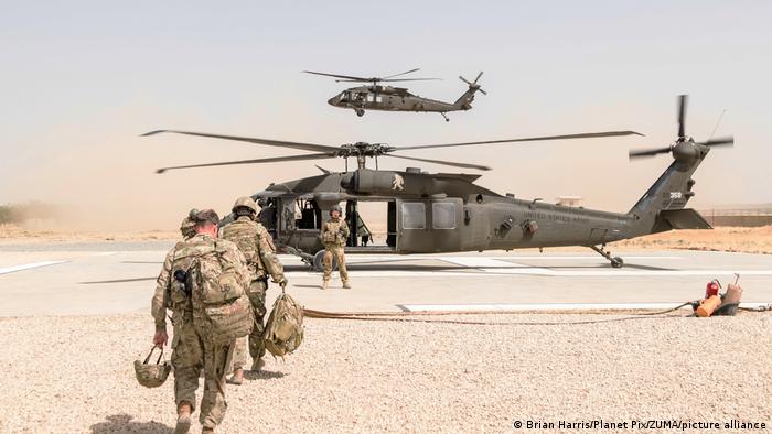US soldiers in Afghanistan walk towards a helicopter