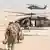 Военнослужащие США в Афганистане идут к вертолету Sikorsky UH-60 Black Hawk