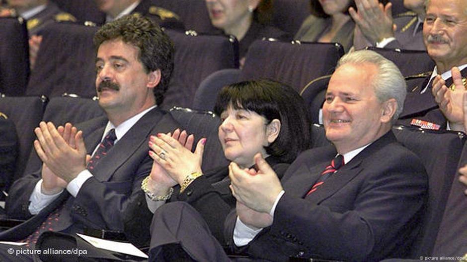 Bivši jugoslovenski predsednik Slobodan Milošević i njegova supruga Mirjana Marković pored premijera Momira Bulatovića (levo) na Dan Armije 15. juna 1999.