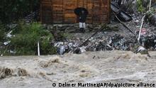 17.11.2020, Honduras, San Pedro Sula: Ein Mann beobachtet mit einem Regenschirm in der Hand die wegen der Überschwemmungen starken Strömungen des Rio Bermejo nach dem Hurrikan «Iota». Rund zwei Wochen nach dem verheerenden Hurrikan «Eta» hat ein zweiter gefährlicher Sturm in Mittelamerika Land erreicht. Als Hurrikan der Kategorie vier traf «Iota» auf Land. Foto: Delmer Martinez/AP/dpa +++ dpa-Bildfunk +++ |