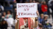 Demonstrationen des Bündnis Köln gegen Rechts und Gegner der Corona-Maßnahmen auf dem Roncalliplatz. Köln, 16.05.2020 | Verwendung weltweit