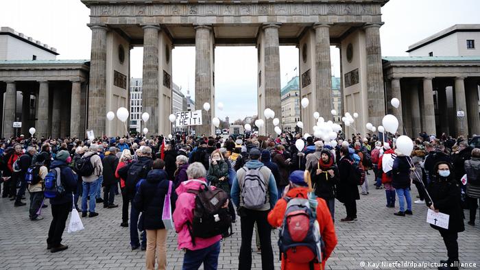 Više tisuća građana je pred Brandenburškim vratima prosvjedovalo protiv mjera za suzbijanje koronavirusa