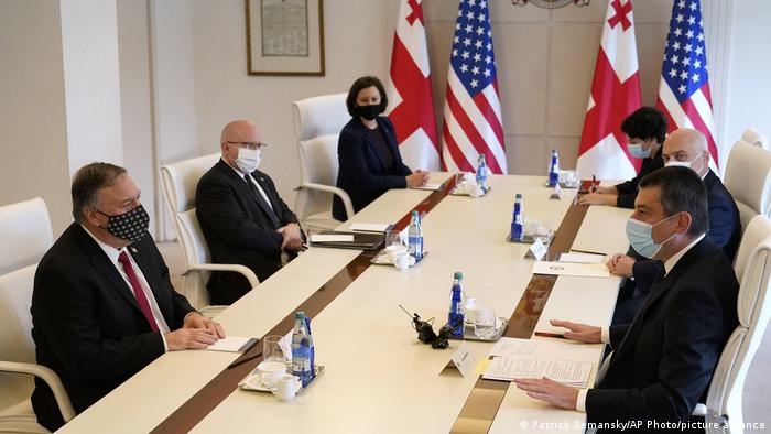 Госсекретарь США Майкл Помпео за столом переговоров с главой правительства Грузии Георгием Гахарией