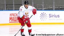 HANDOUT - 15.02.2019, Russland, Sotschi: Diese vom Kreml zur Verfügung gestellte Foto zeigt Alexander Lukaschenko (l), Präsident von Weißrussland, bei einem Eishockeyspiel mit dem russischen Präsidenten Putin in der Schaiba-Eisarena. Lukaschenko ist für einen dreitägigen Arbeitsbesuch in Sotschi. Foto: -/Kremlin/dpa - ACHTUNG: Nur zur redaktionellen Verwendung im Zusammenhang mit der aktuellen Berichterstattung und nur mit vollständiger Nennung des vorstehenden Credits +++ dpa-Bildfunk +++ | Verwendung weltweit