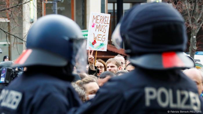 De politie bij de demonstratie.