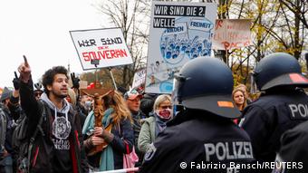 Участники акции протеста в Берлине и полиция