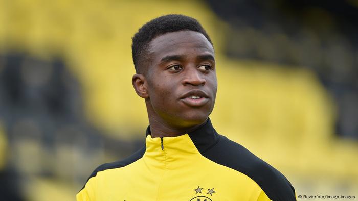 Fußball Spieler Youssoufa Moukoko Borussia Dortmund