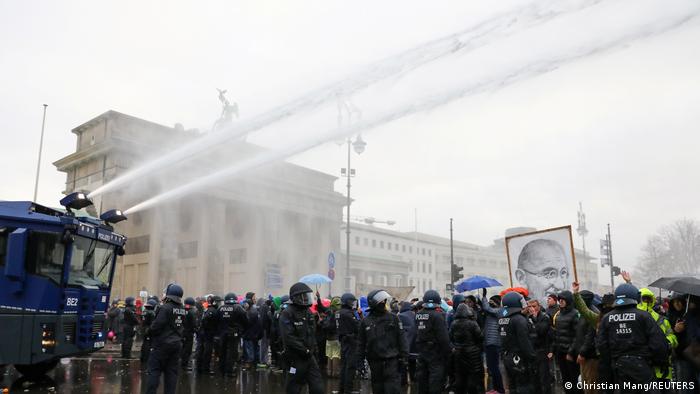 Протестовавших возле Бранденбургских ворот поливают водой из водомета