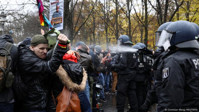 La police disperse les manifestants.