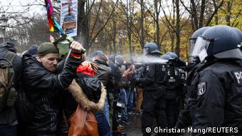 Полиция применяет перечный газ против участников акции протест в Берлине