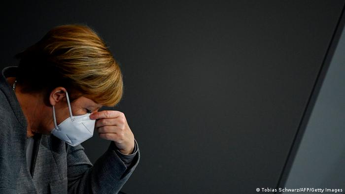 Канцлер ФРГ Ангела Меркель в маске