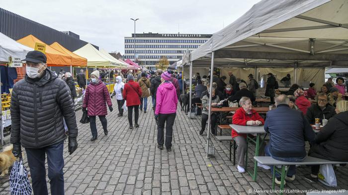 Finlandeses en un mercado en Helsinki.