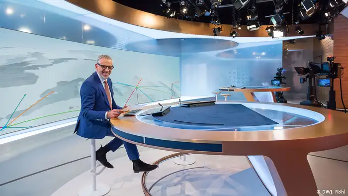 Studio der Sendung DW-News, DW-Nachrichten mit Moderator Gerhard Elfers, DW-News, Business