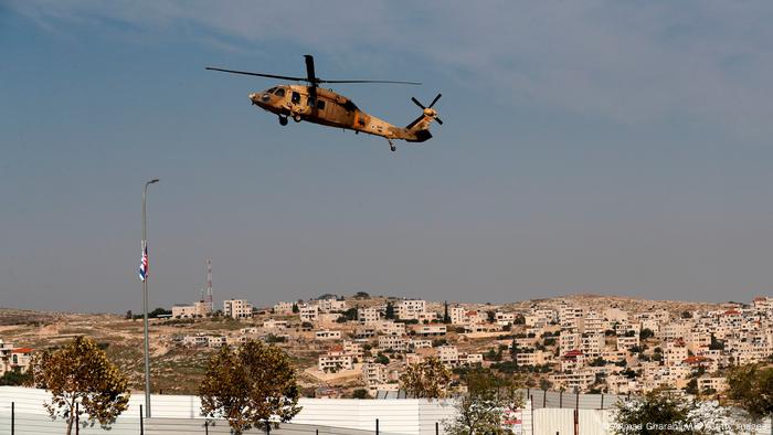 Una helicóptero de la Fuerza Aérea de Israel traslada al secretario de Estado estadounidense, Mike Pompeo, hacia la colonia Benjamina, en Cisjordania. Una helicóptero de la Fuerza Aérea de Israel traslada al secretario de Estado estadounidense, Mike Pompeo, hacia la colonia Benjamina, en Cisjordania.