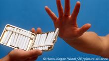 Berlin:Symbolisch lehnt hier eine Hand das Angebot einer Zigarette aus einem Etui entschieden ab. Rauchen gefährdet die Gesundheit und ist ein bedeutender Faktor für lebensgefährliche Erkrankungen. So ist Lungenkrebs bei deutschen Männern die häufigste Krebserkrankung. Knapp 29 000 Männer erkranken daran, aber nur 8 100 Frauen. 90 Prozent aller Lungenkrebsfälle werden auf das Rauchen zurückgeführt. Die Lungenkrebszahlen bei Männern sind leicht rückläufig, während sie bei Frauen weiter stark ansteigen. | Verwendung weltweit