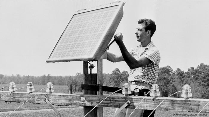 Primeiro módulo fotovoltaico é instalado por homem em poste de luz