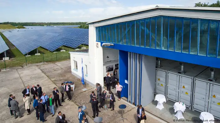 Batteriegroßspeicher für Sonnenenergie neben Solarpark in Deutschland 